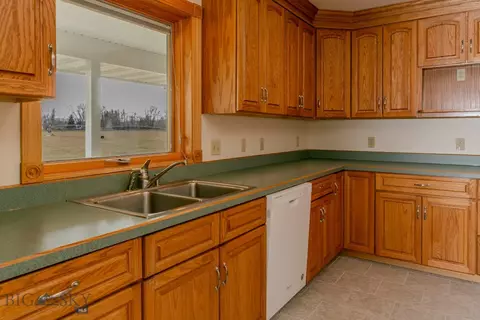 Kitchen - 297 Big Timber Loop Rd, Big Timber, MT 59011 photo 3 of 6