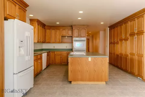 Kitchen - 297 Big Timber Loop Rd, Big Timber, MT 59011 photo 2 of 6