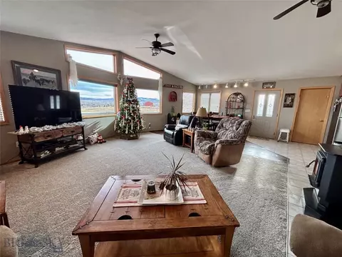 Living - 140 Gamblers Run, Dillon, MT 59725 photo 2 of 4