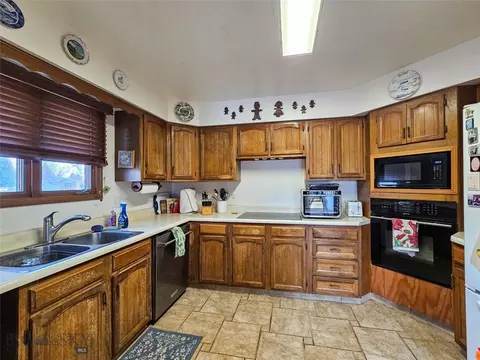 Kitchen - 619 Everett St, Big Timber, MT 59011 photo 3 of 6