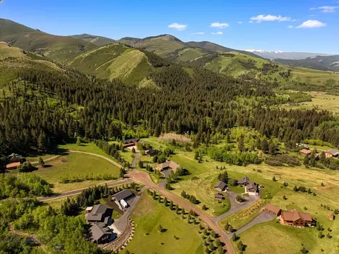 303 S Big Elk Meadow Rd, Gallatin Gateway, MT 59730