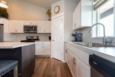 Kitchen - 287 Stephanie Ln, Bozeman, MT 59718 photo 3 of 5