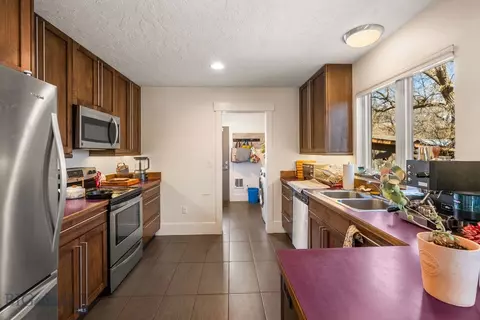 Kitchen - 1719 E Aspen St, Bozeman, MT 59715 photo 6 of 7