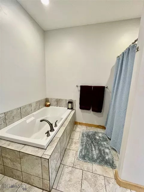 Bath - 50 Tanager Ln, Dillon, MT 59725 photo 5 of 7