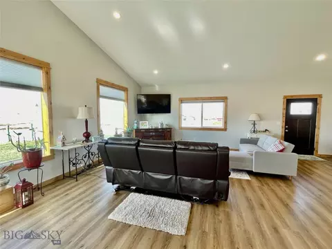 Living - 50 Tanager Ln, Dillon, MT 59725 photo 4 of 6