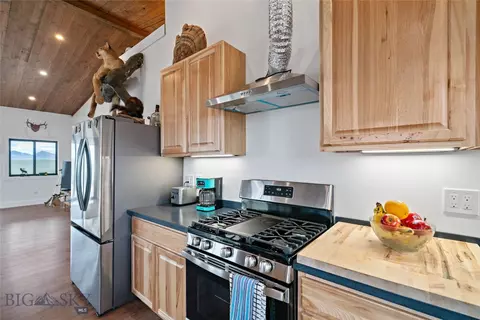 Kitchen - 23 Windflower, Three Forks, MT 59752 photo 4 of 6