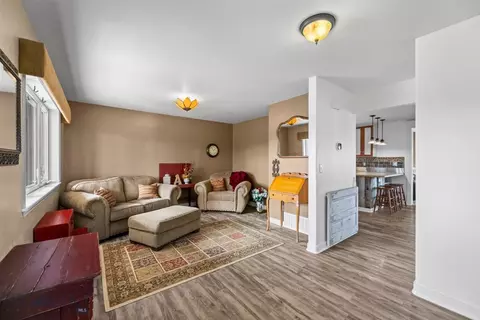 Living - 605 E Cameron Brg, Bozeman, MT 59718 photo 2 of 3