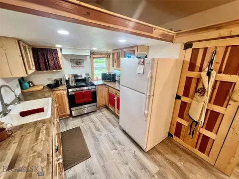 Kitchen - 7535 Birch Creek Rd, Dillon, MT 59725 photo 2 of 2