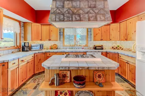 Kitchen - 52 Eastep Ln, Livingston, MT 59047 photo 2 of 5