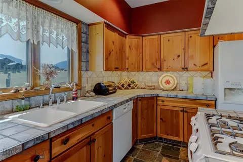 Kitchen - 52 Eastep Ln, Livingston, MT 59047 photo 3 of 5