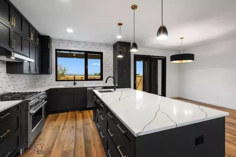 Kitchen - 2939 S 30th Ave, Bozeman, MT 59718 photo 4 of 10