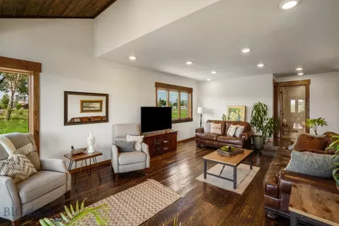 Living - 1872 Webster Ln, Dillon, MT 59725 photo 7 of 8