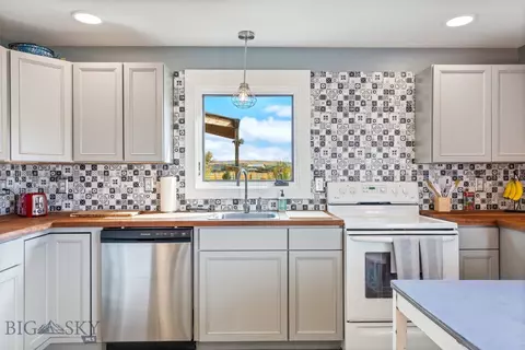 Kitchen - 11111 Juniper, Three Forks, MT 59752 photo 9 of 10