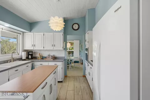 Kitchen - 103 E Boulder Ct, Big Timber, MT 59011 photo 3 of 5