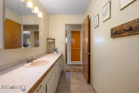 Bath - 825 E Parkview Ct, Dillon, MT 59725 photo 2 of 3