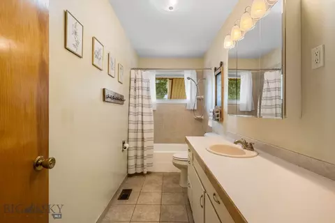 Bath - 825 E Parkview Ct, Dillon, MT 59725 photo 1 of 3