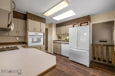 Kitchen - 825 E Parkview Ct, Dillon, MT 59725 photo 2 of 4