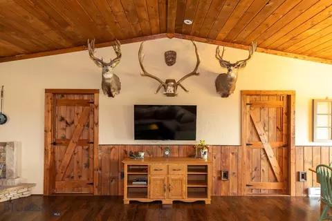 Living - 66 Red Shoulder Ln, Three Forks, MT 59752 photo 3 of 10