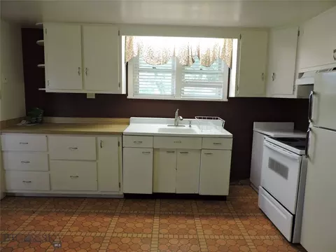 Kitchen - 353 Waterloo Rd, Whitehall, MT 59759 photo 2 of 3