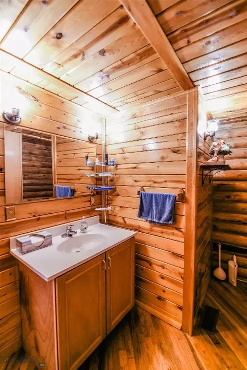 Bath - 588 Saddle Dr, Dillon, MT 59725 photo 2 of 3