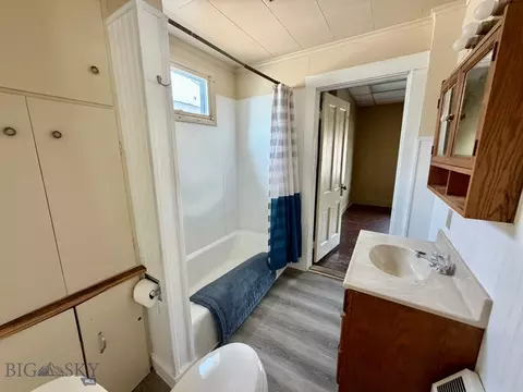 Bath - 4 S Atlantic St, Dillon, MT 59725 photo 2 of 5