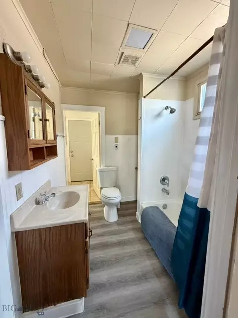 Bath - 4 S Atlantic St, Dillon, MT 59725 photo 4 of 5