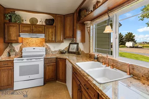 Kitchen - 12 Pathfinder Trl, Bozeman, MT 59718 photo 3 of 4