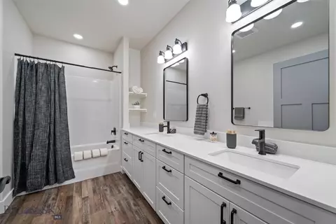 Bath - 1743 Stuart Ave, Butte, MT 59701 photo 4 of 6