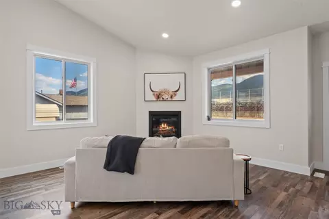 Living - 1743 Stuart Ave, Butte, MT 59701 photo 3 of 4