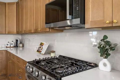 Kitchen - 834 Spaniel Ln, Belgrade, MT 59714 photo 4 of 5