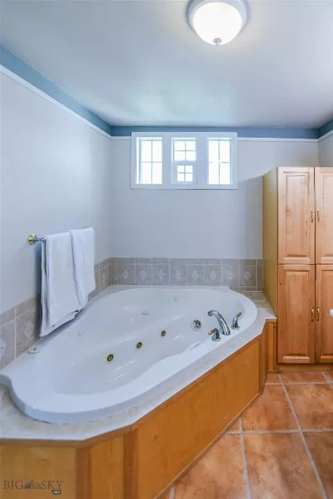 Bath - 2409 Carrigan Ln, Dillon, MT 59725 photo 1 of 3