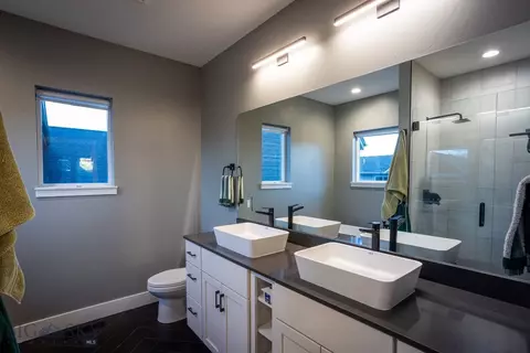 Bath - 5589 Vaughn Dr, Bozeman, MT 59718 photo 2 of 6