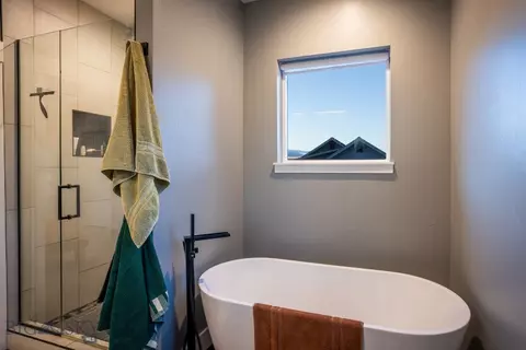 Bath - 5589 Vaughn Dr, Bozeman, MT 59718 photo 6 of 6