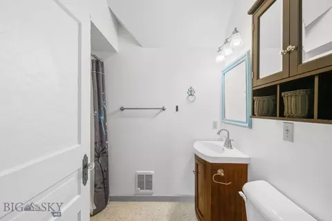 Bath - 18 E Reeder St, Dillon, MT 59725 photo 1 of 9