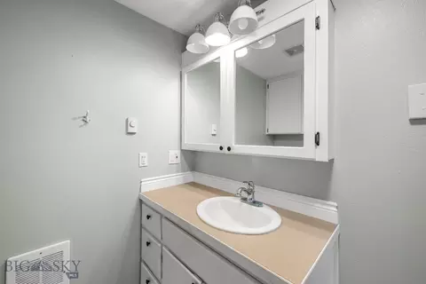 Bath - 18 E Reeder St, Dillon, MT 59725 photo 6 of 9