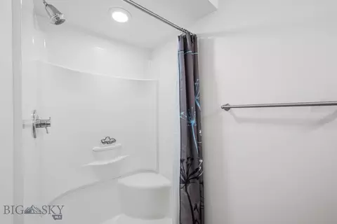 Bath - 18 E Reeder St, Dillon, MT 59725 photo 3 of 9