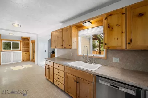 Kitchen - 18 E Reeder St, Dillon, MT 59725 photo 2 of 4