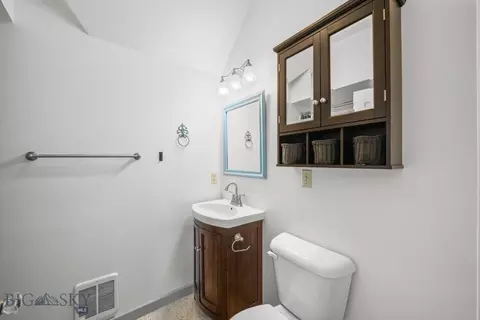 Bath - 18 E Reeder St, Dillon, MT 59725 photo 2 of 9