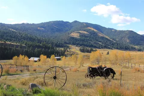 593 Cinnabar Crk W, Gardiner, MT 59030
