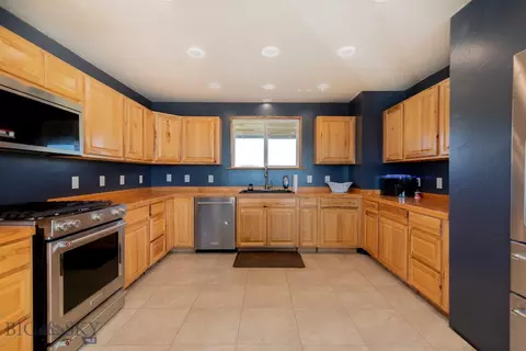 Kitchen - 12192 Old Coach Rd, Three Forks, MT 59752 photo 4 of 8