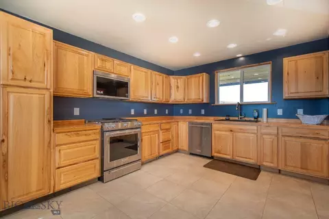 Kitchen - 12192 Old Coach Rd, Three Forks, MT 59752 photo 6 of 8