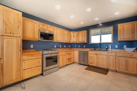 Kitchen - 12192 Old Coach Rd, Three Forks, MT 59752 photo 5 of 8