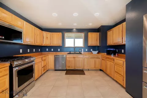 Kitchen - 12192 Old Coach Rd, Three Forks, MT 59752 photo 3 of 8
