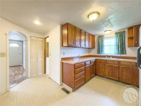 Entry Way - 833 S 2nd St S, Hardin, MT 59034 photo 1 of 1