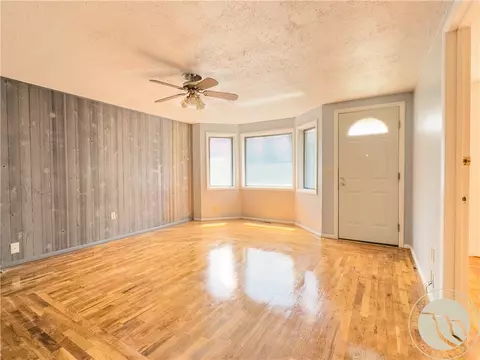 Living - 833 S 2nd St S, Hardin, MT 59034 photo 1 of 2