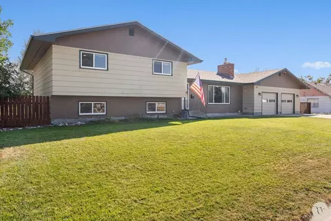 820 1st St S, Hardin, MT 59034