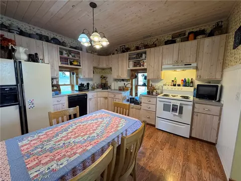Kitchen - 185 Howie Rd, Big Timber, MT 59011 photo 2 of 3