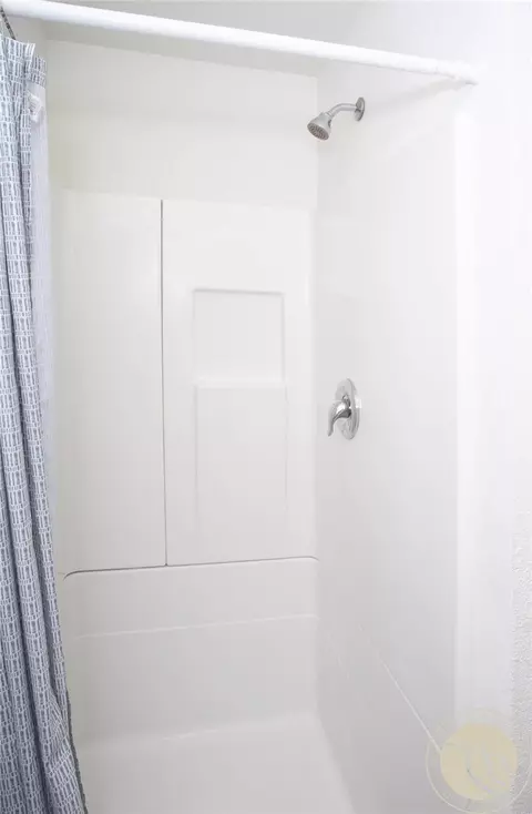 Bath - 1316 Beartooth Dr, Laurel, MT 59044 photo 4 of 4