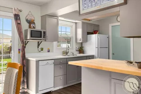 Kitchen - 910 10th Ave, Laurel, MT 59044 photo 2 of 3