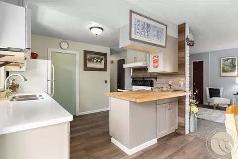 Kitchen - 910 10th Ave, Laurel, MT 59044 photo 3 of 3